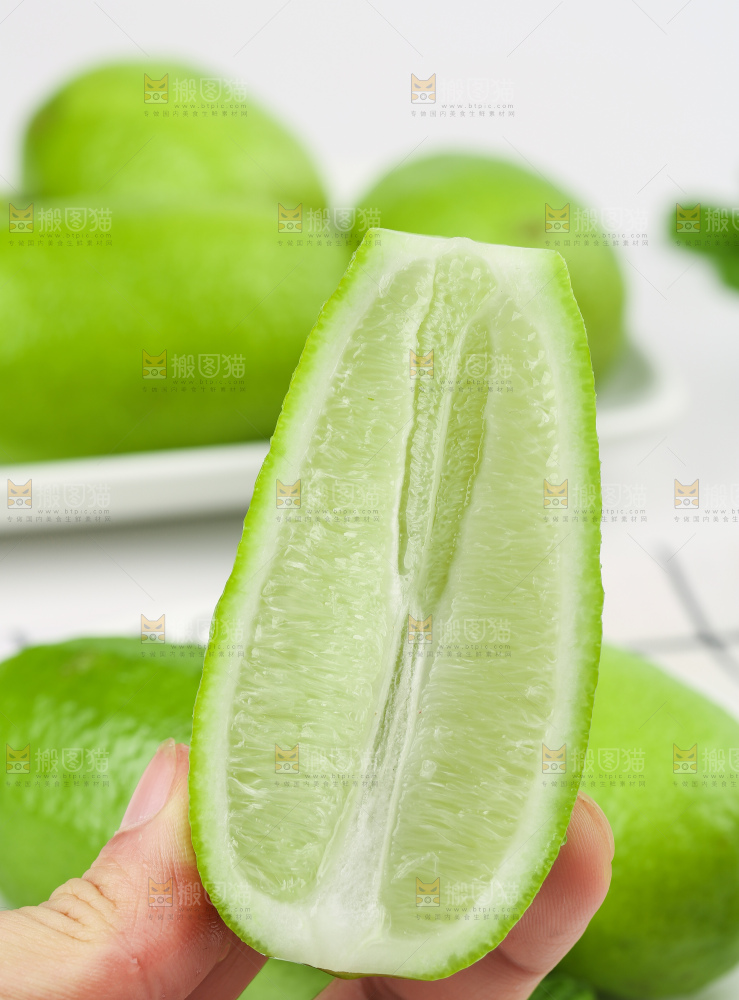 手里拿着新鲜香水柠檬