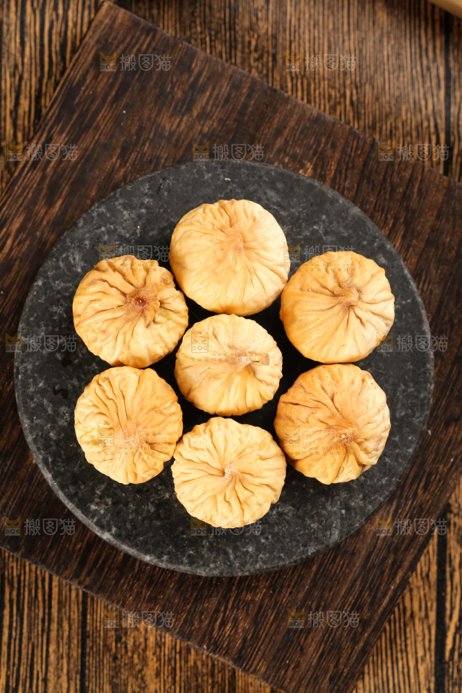 石板上放着新疆无花果干