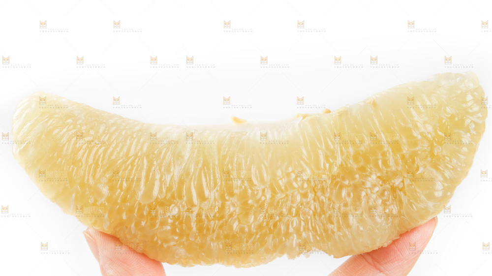 手里拿着新鲜柚子