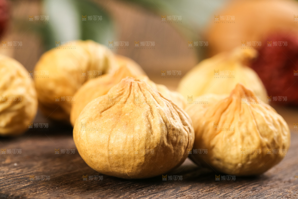 木板上的土耳其无花果干