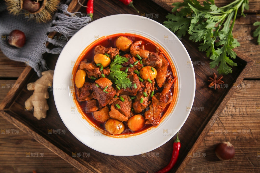 碗里装着板栗烧鸡
