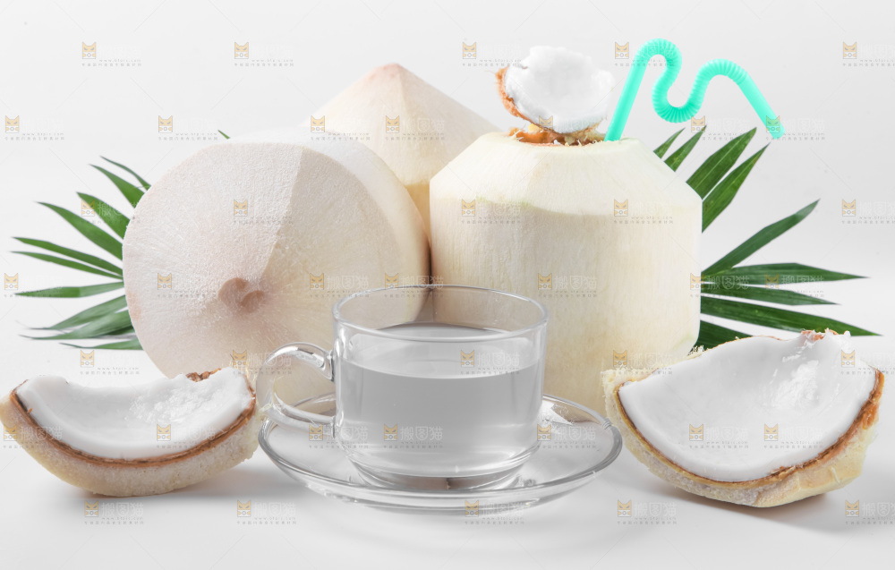 杯子里装着椰子汁