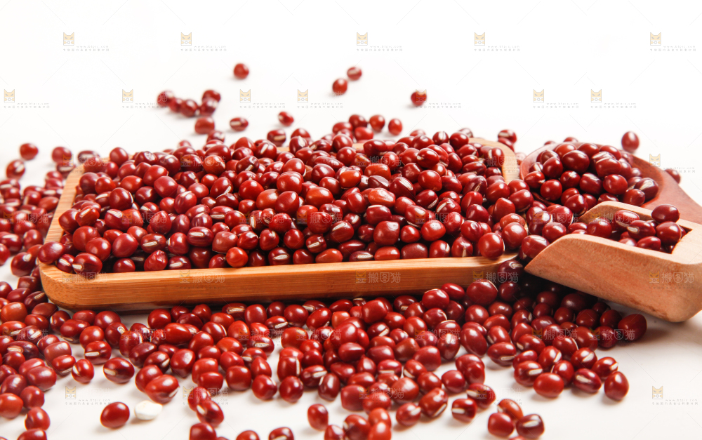 白底上放着红豆