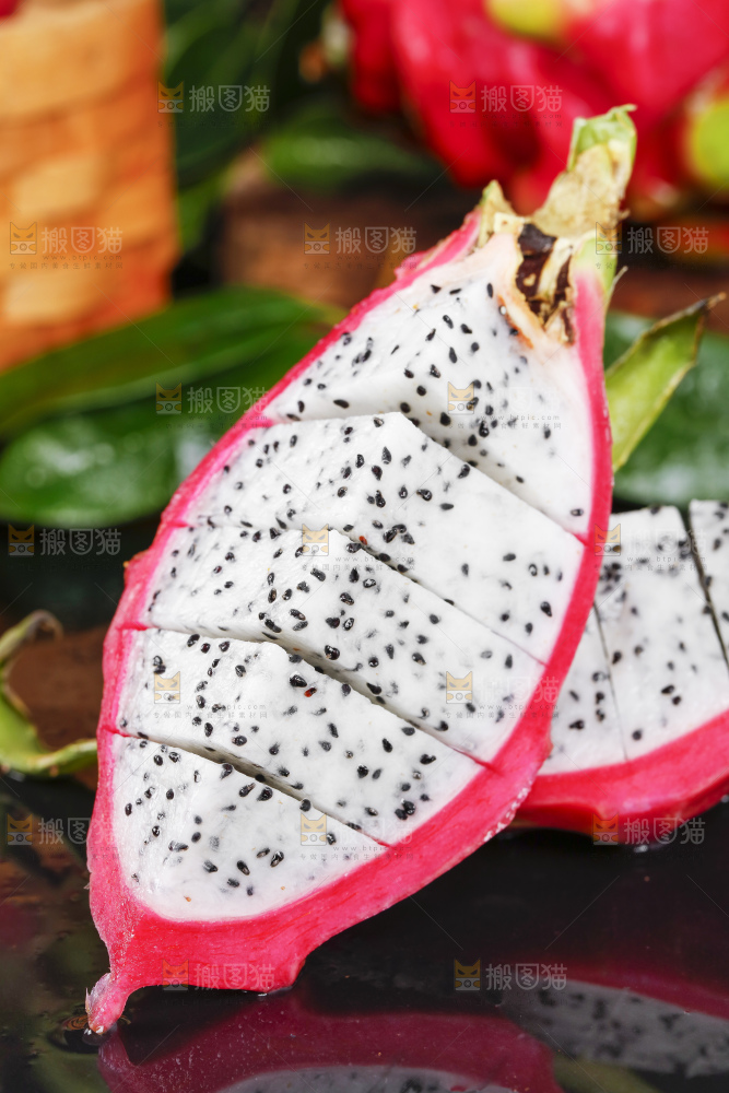 黑石板上的云南白心火龙果