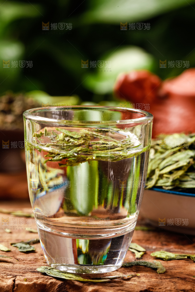 杯子里泡着龙井茶