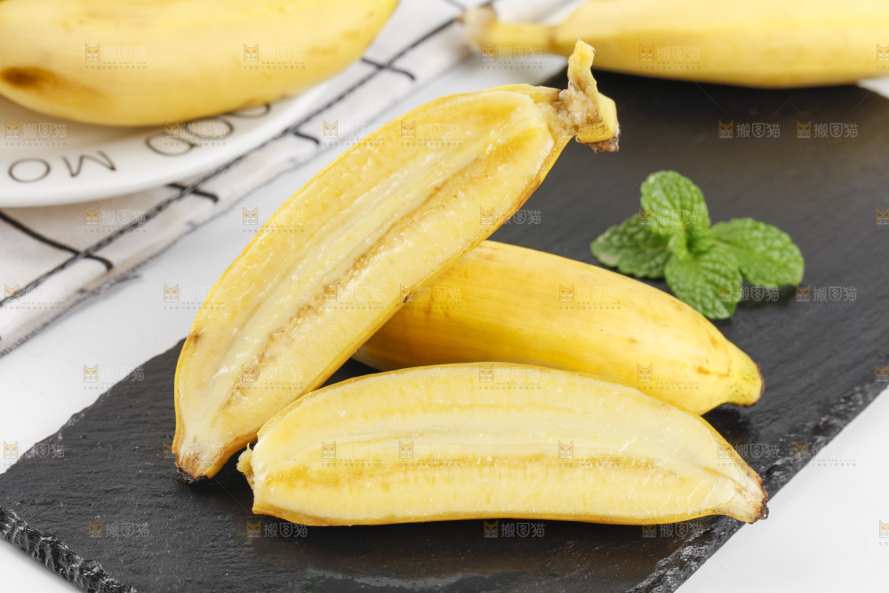 黑石板上的芭蕉