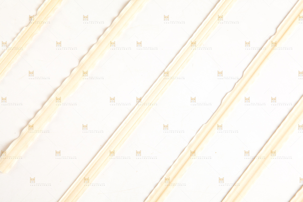 白底上摆着宽面