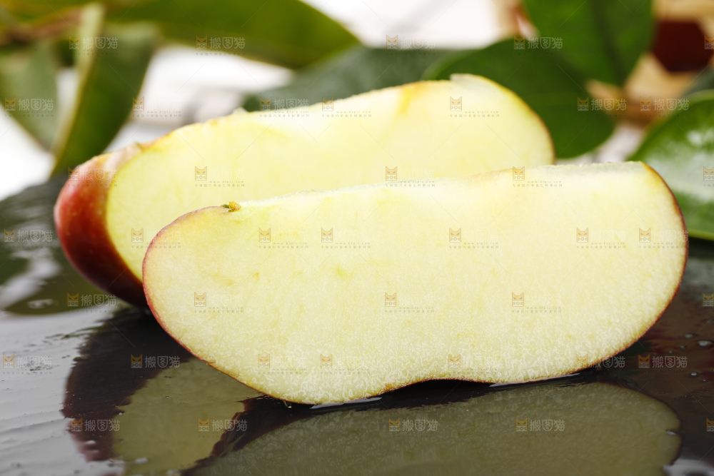 石板上摆放着美国蛇果