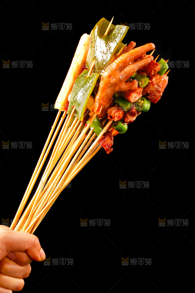 手拿钵钵鸡食材