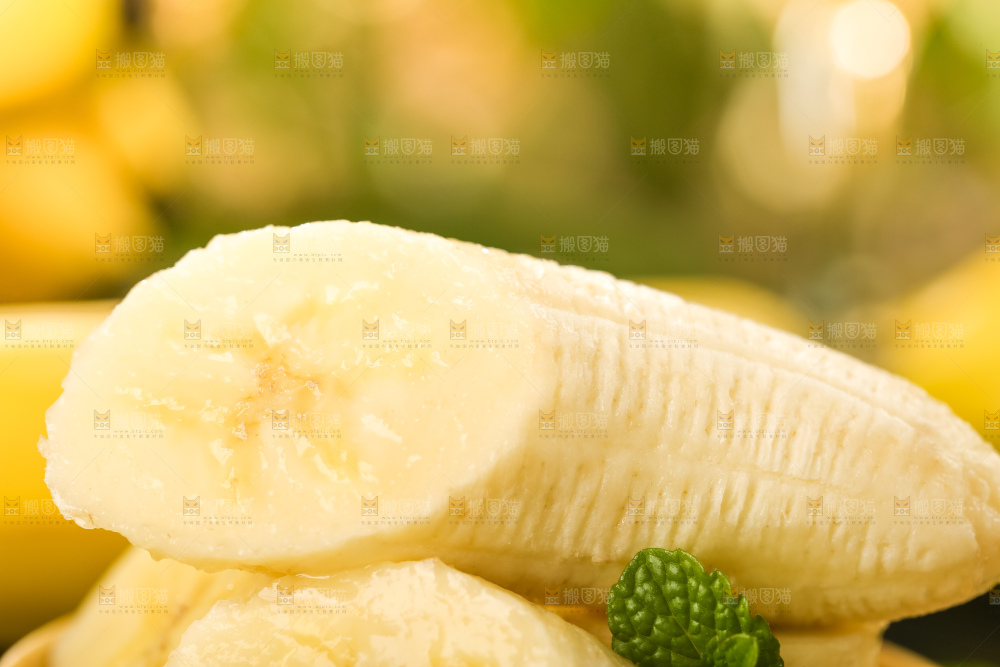 黑石板上放着高山甜香蕉