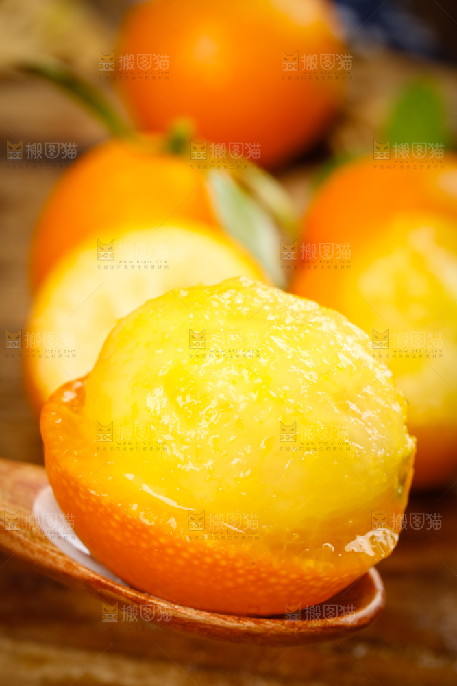 木板上摆放着小金桔