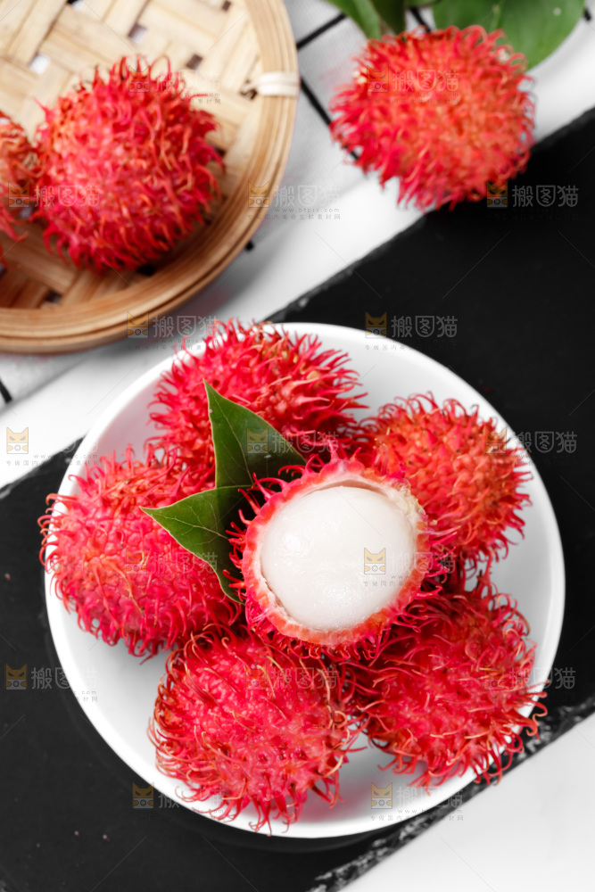 盘子里装着毛荔枝