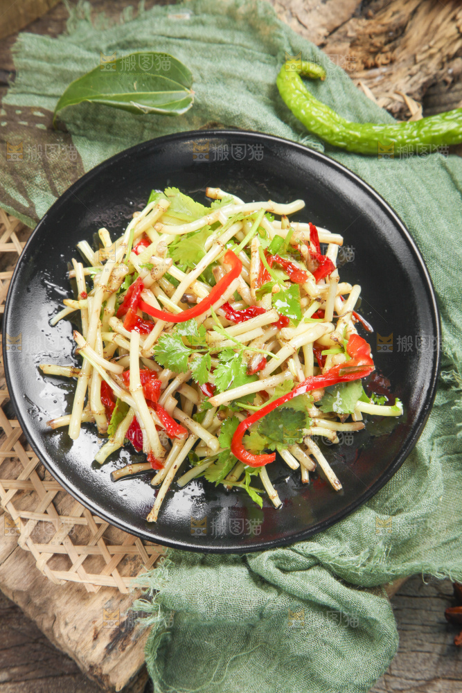 盘子里装着炒鱼腥草