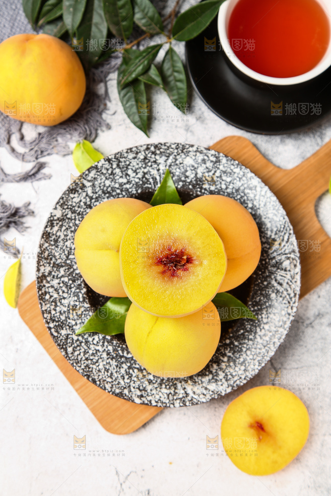 盘子里的毛桃