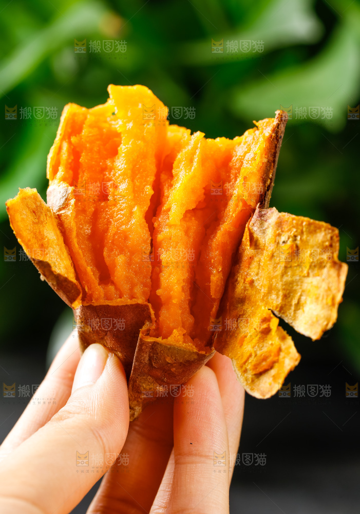 手里拿着烤红薯