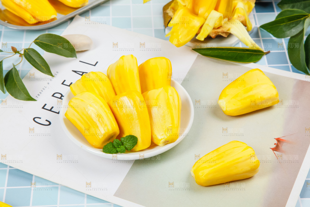 盘子里装着黄心菠萝蜜