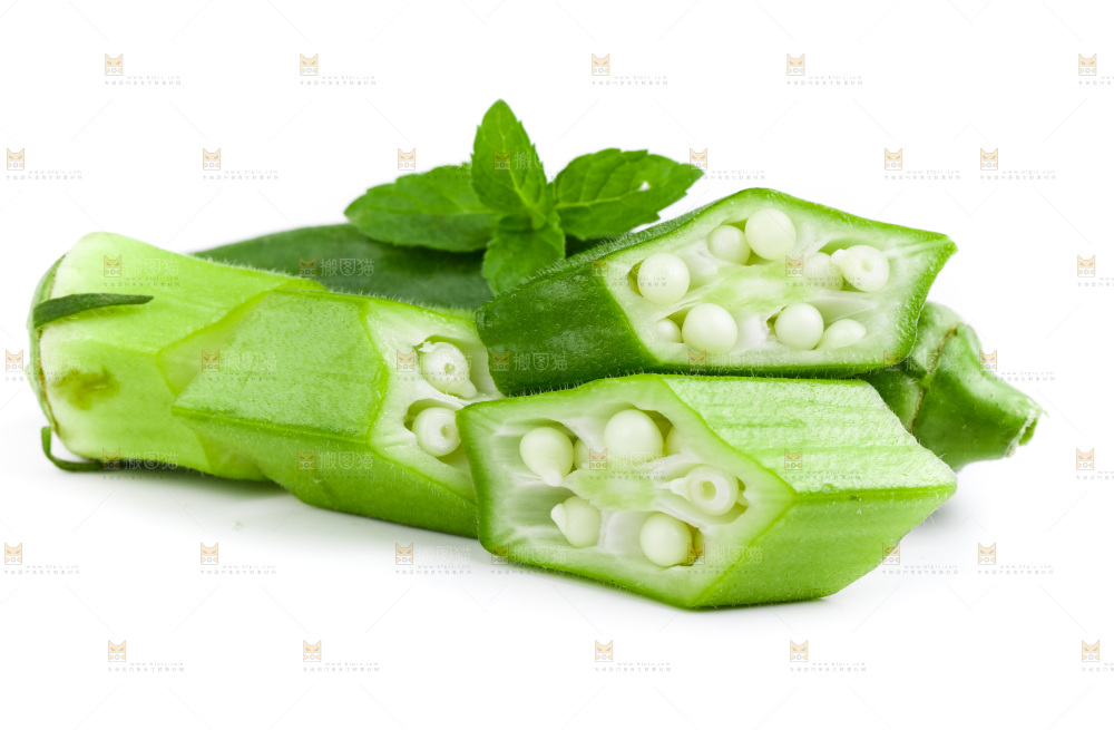 白底上的新鲜秋葵
