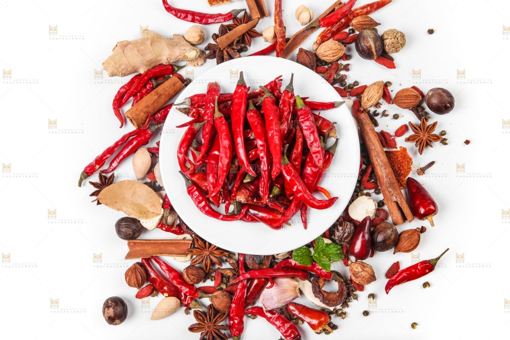 白底上放着香料组合