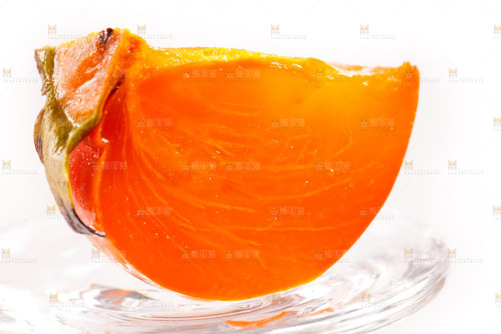 玻璃盘上的甜柿子