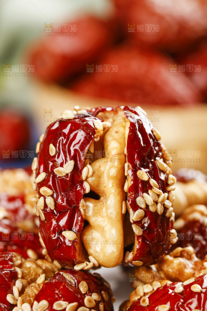 花布底上放着新疆枣夹核桃