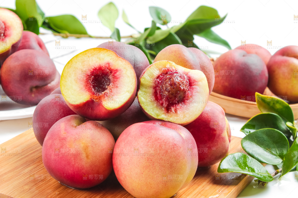 木板上放着云南冬桃