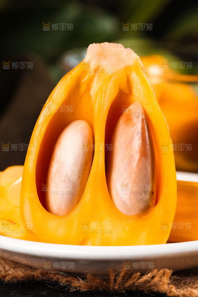 盘子里装着新鲜菠萝蜜