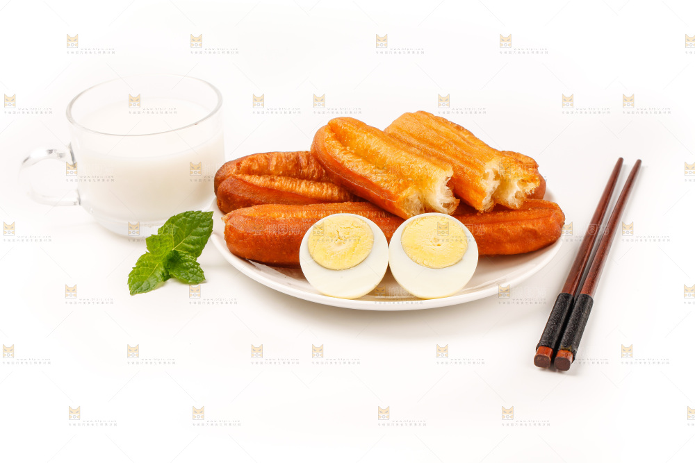 盘子里装着鸡蛋和油条