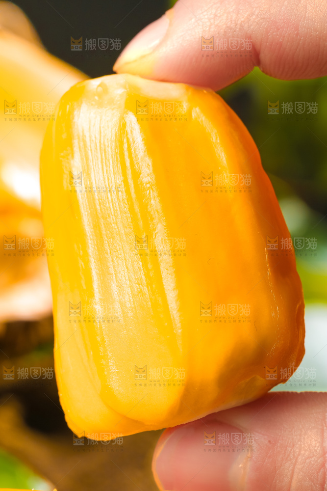 手里拿着新鲜菠萝蜜