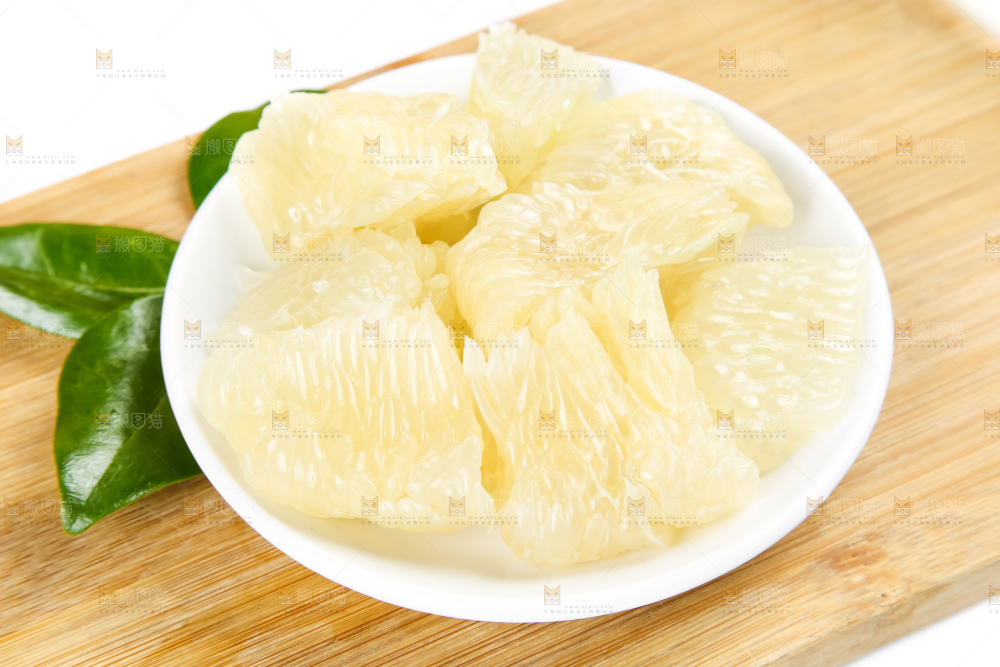 盘子里装着柚子果肉