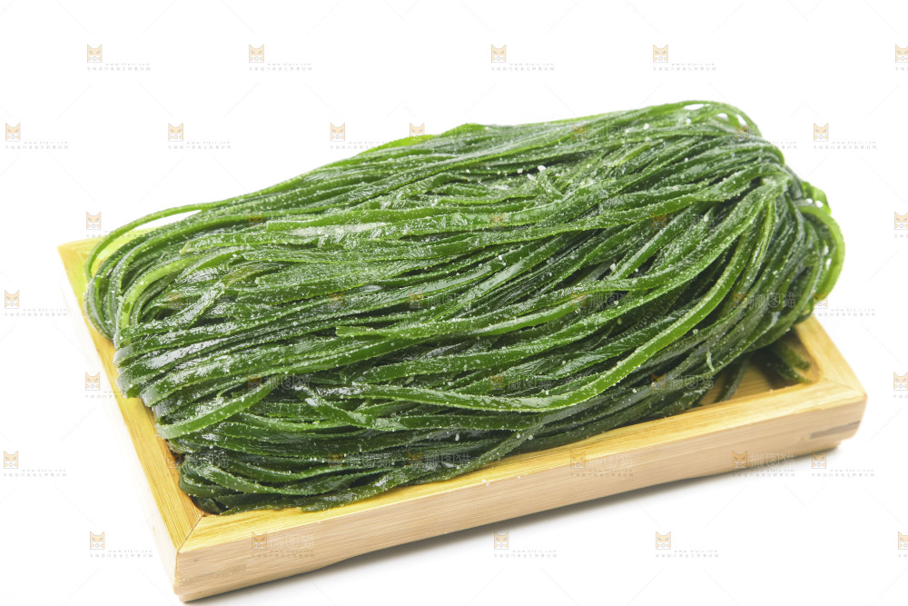 白底上的盐渍海带丝