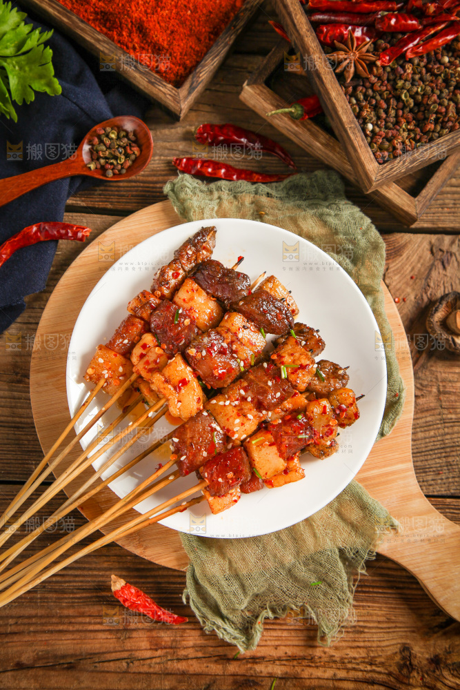 一盘肉串放在木底上