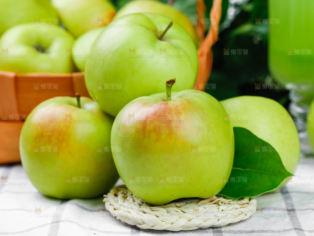 浅底上放着陕西嘎啦苹果