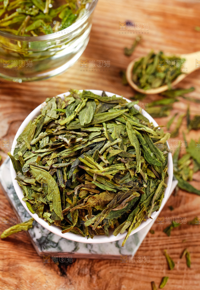 碟子里装着茶叶