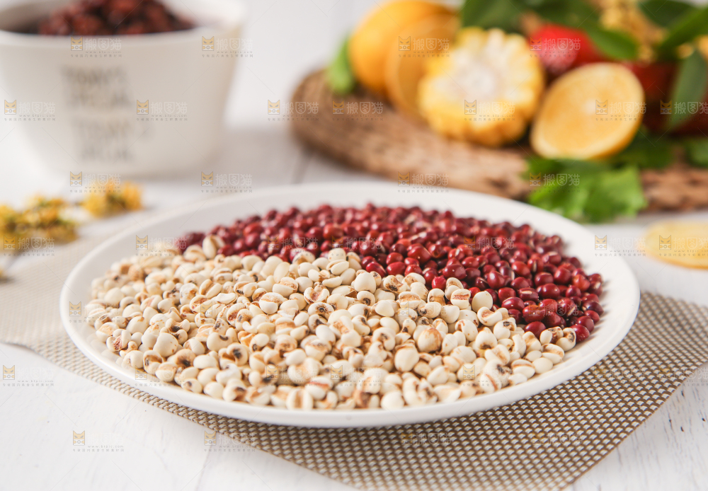 盘子里装着红豆和薏米