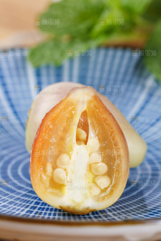 盘子里装着彩色辣椒