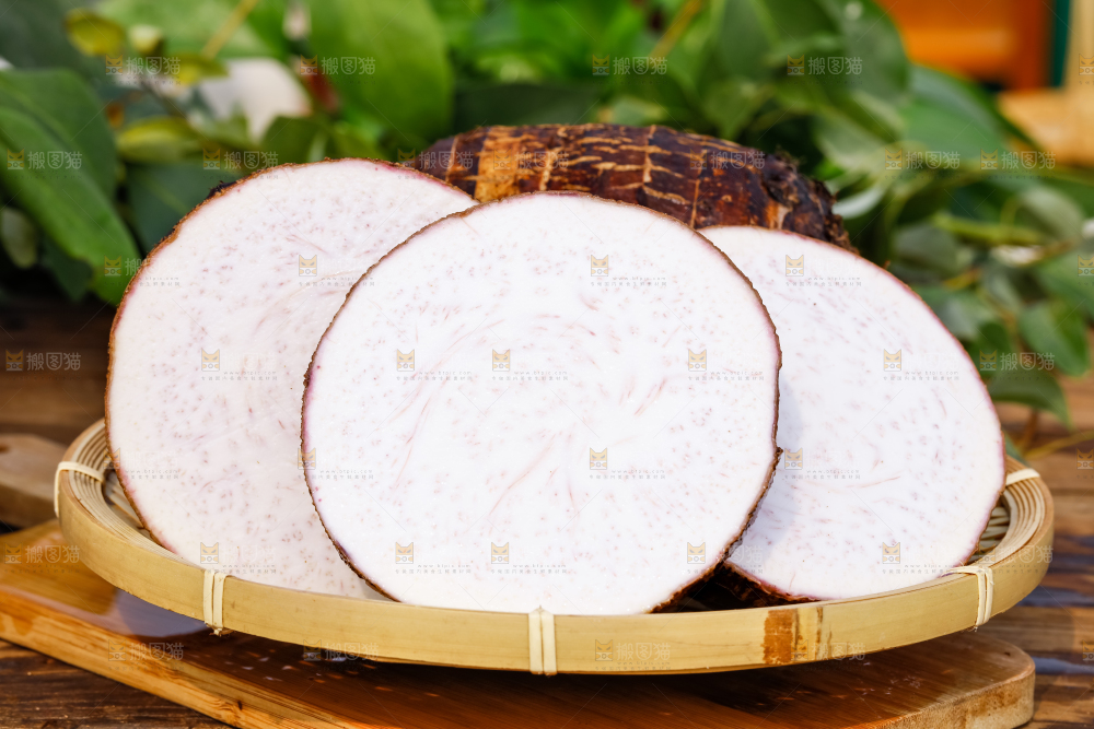 木板上篮子里切开的广西荔浦芋