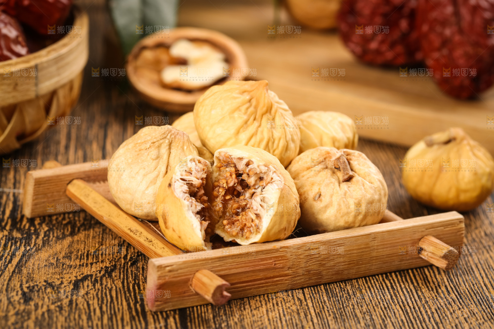 木板上的土耳其无花果干