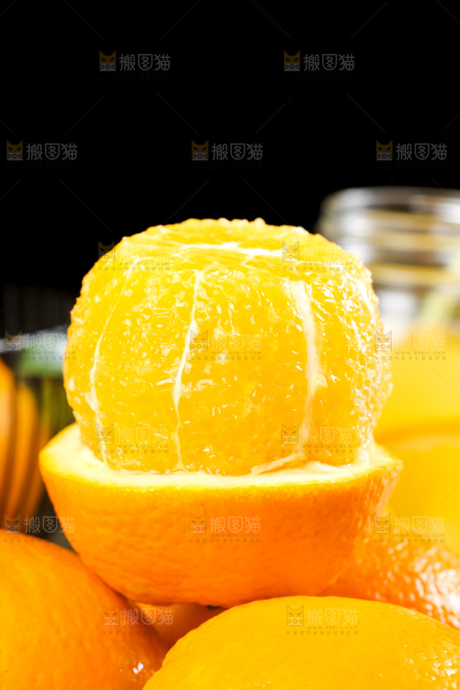 黑石板上的甜橙