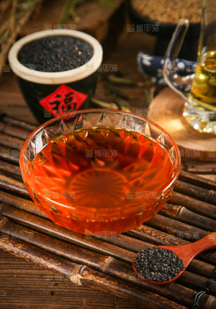 碟子里的料酒