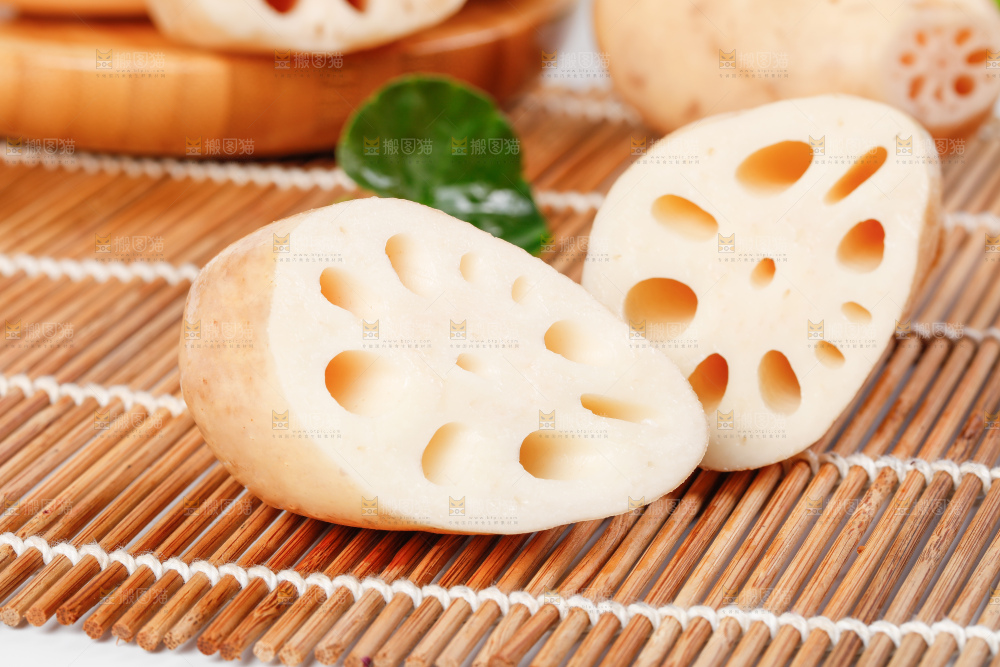 竹底上切开的九孔莲藕