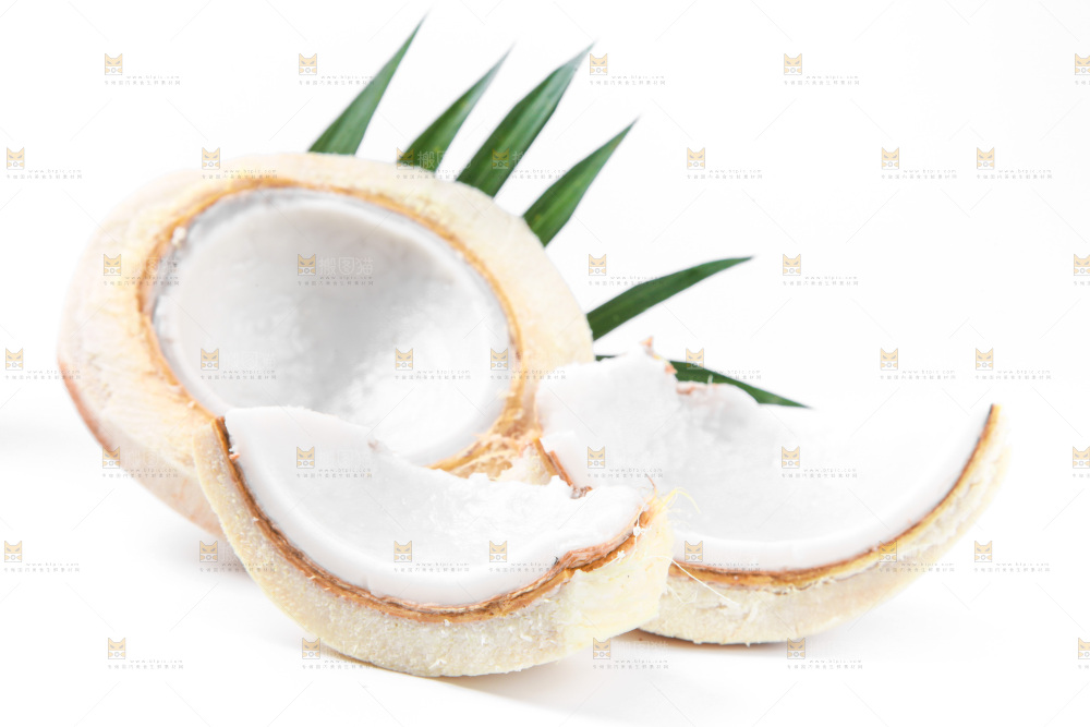 白底上放着青椰子