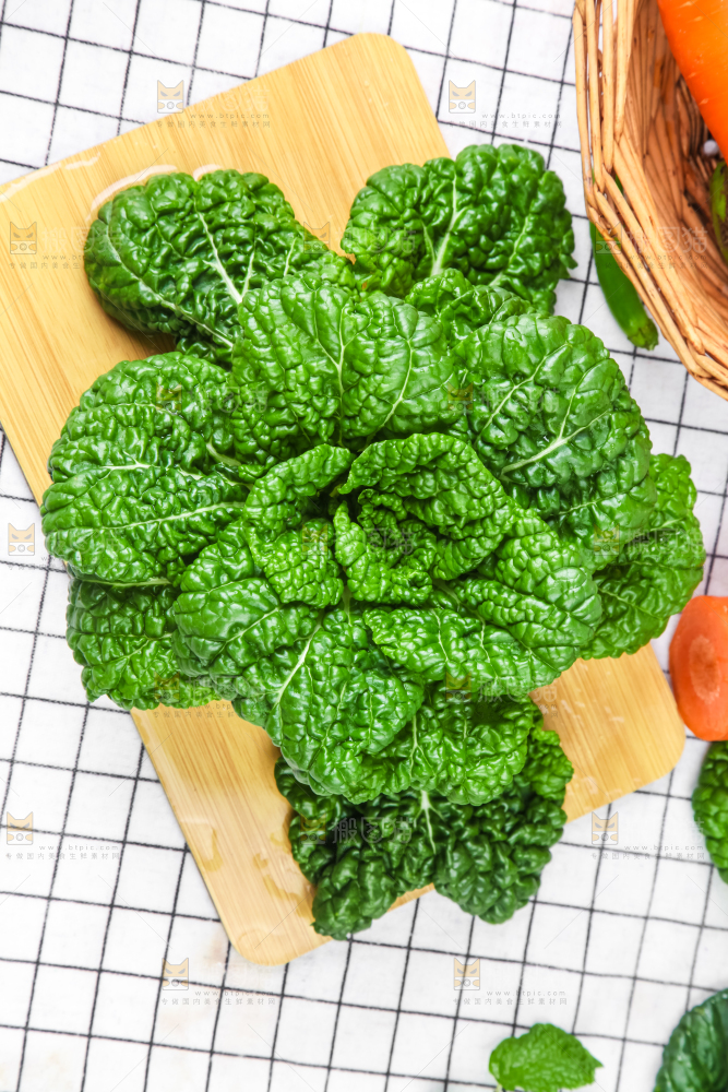 木板上的奶油白菜
