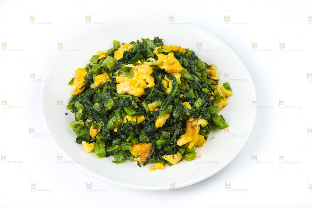 盘子里装着腊菜炒鸡蛋