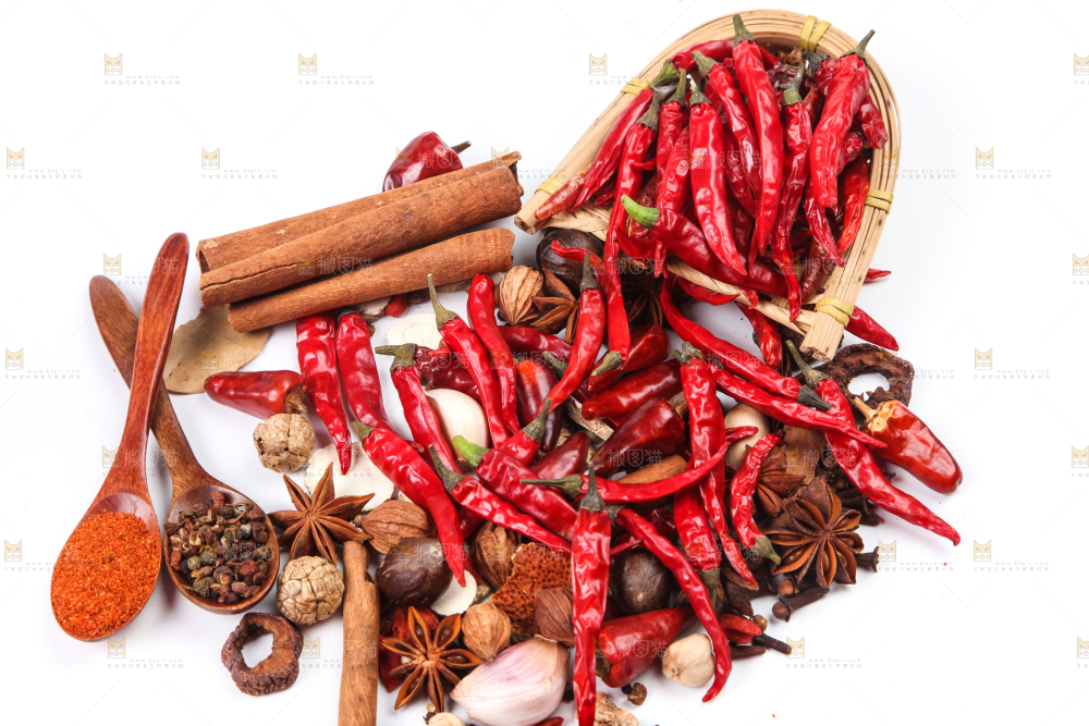 白底上放着香料组合