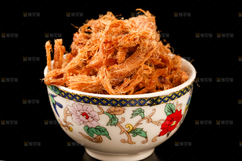 黑底上放着手撕肉干