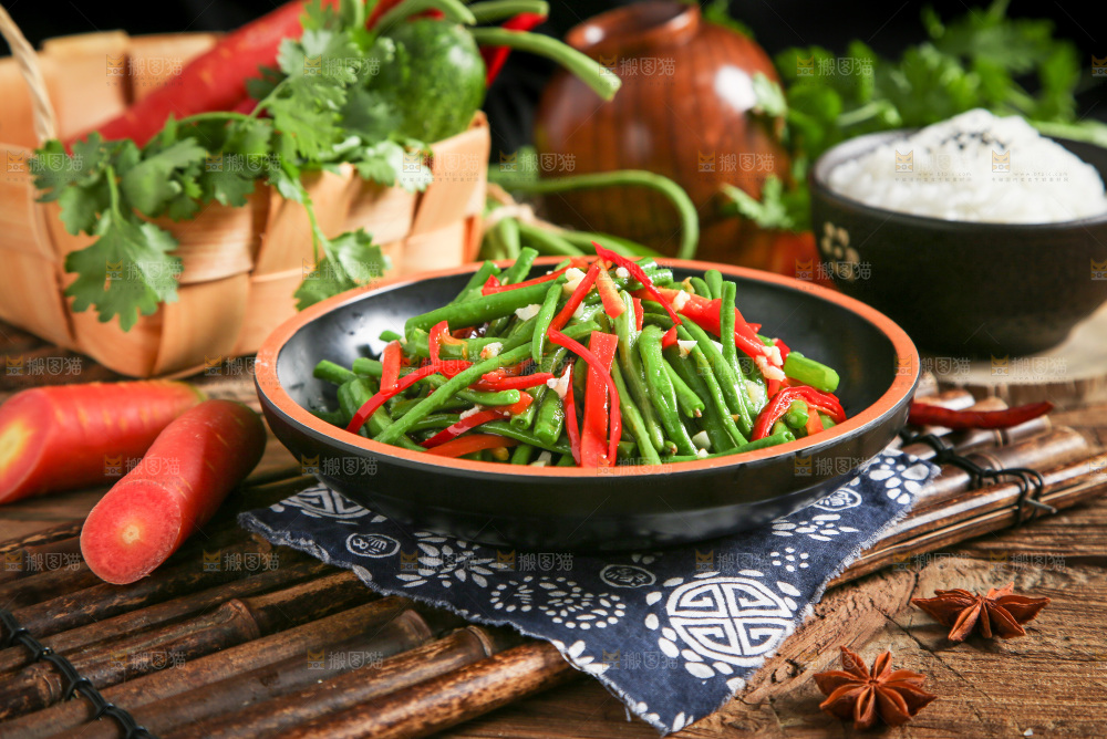 盘子里装着豇豆炒辣椒