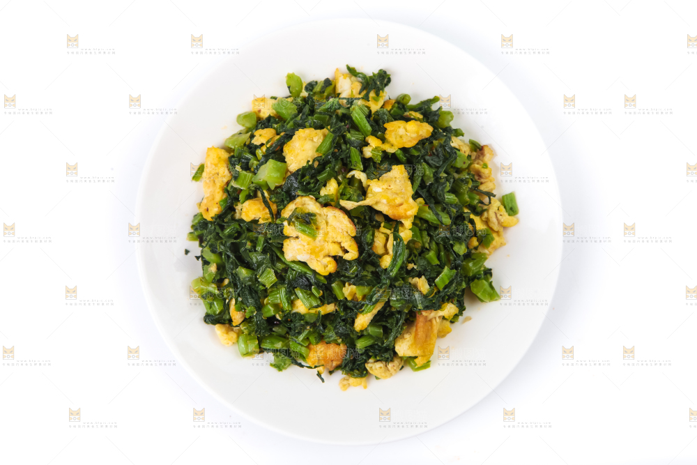 盘子里装着腊菜炒鸡蛋