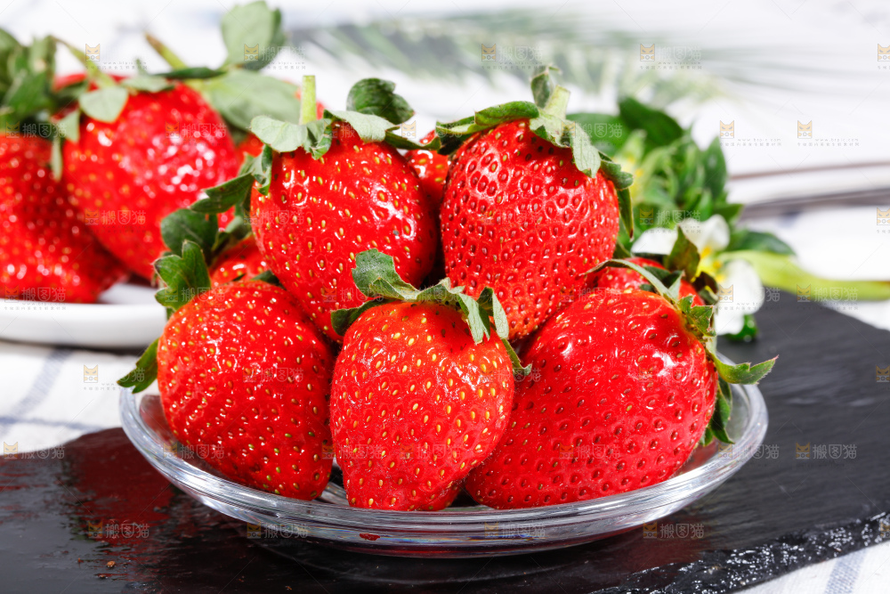 黑石板上的丹东草莓