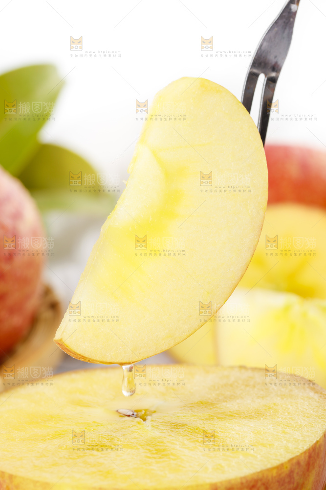 叉子上叉着苹果果肉