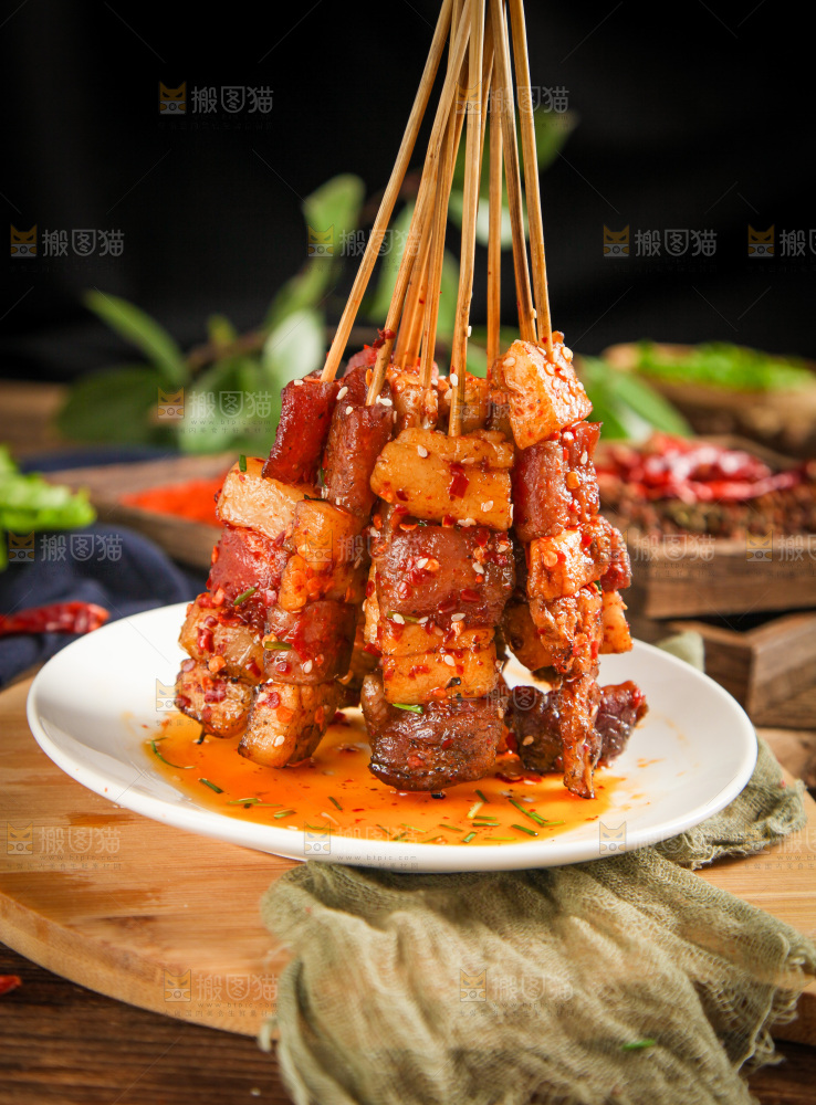 一盘肉串放在木底上